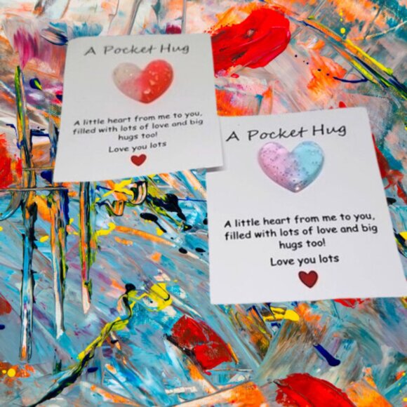 🟢3/$15 Heart Shaped Pocket Hug Charm With Card Set 2 Pink Blu Orange Red OS New - Picture 1 of 9